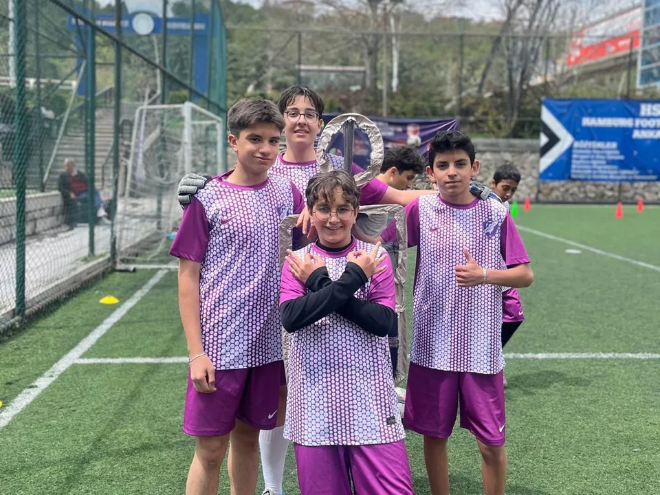 Mor formalarıyla sahadaki genç futbol takımı