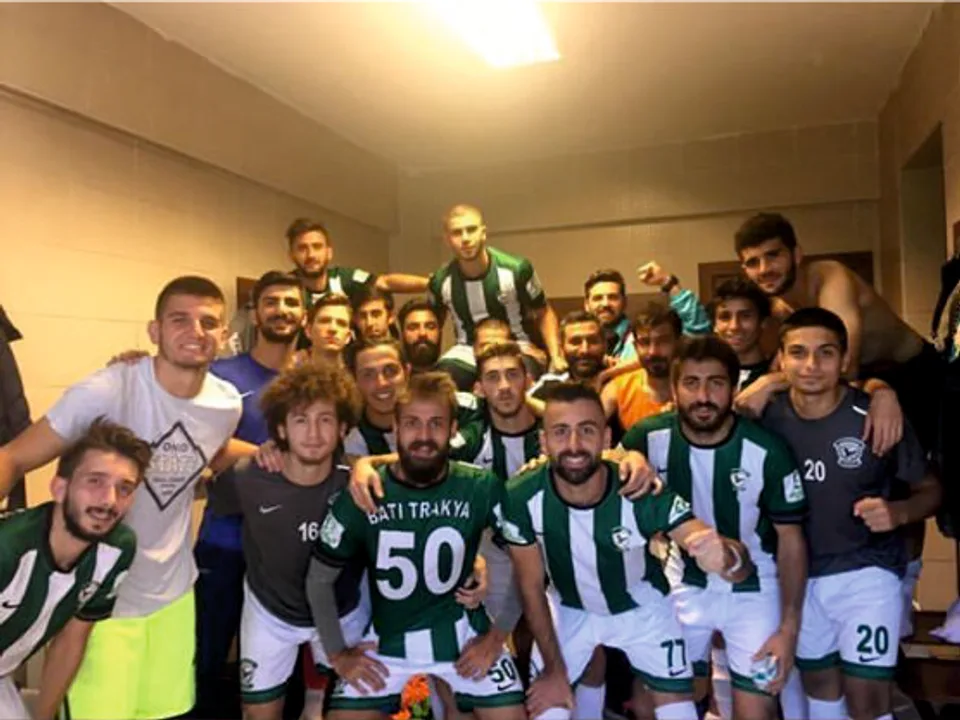 Yeşil beyaz formalarıyla takım soyunma odasında