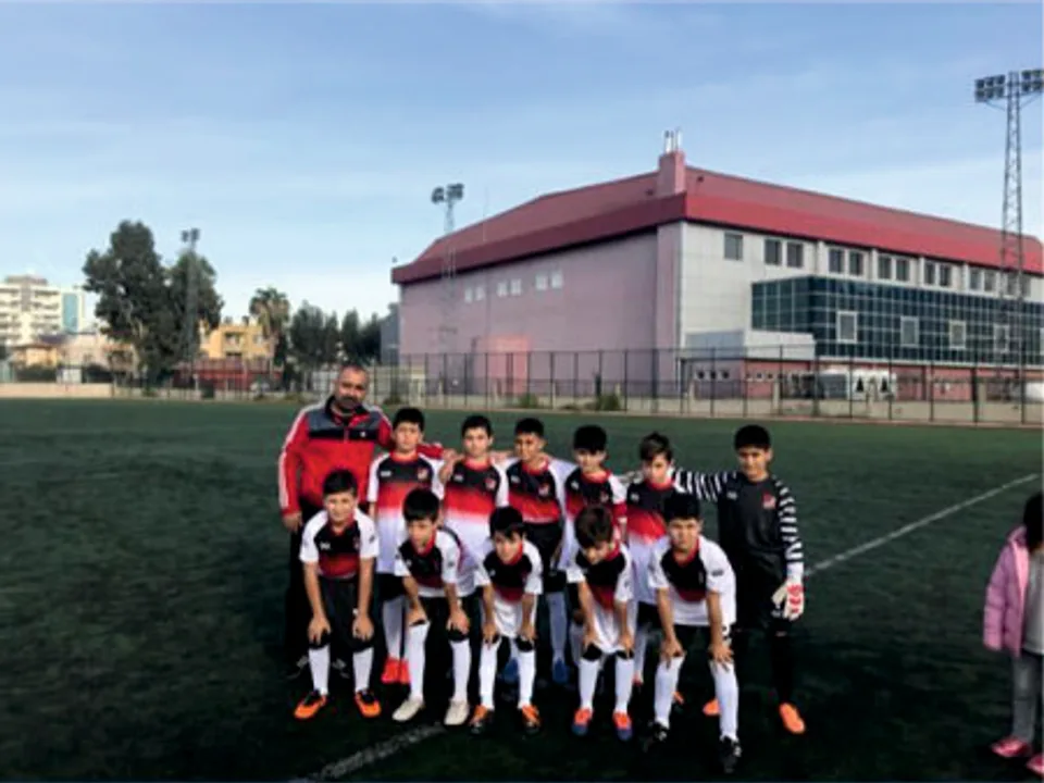 Siyah beyaz formalarıyla genç futbol takımı