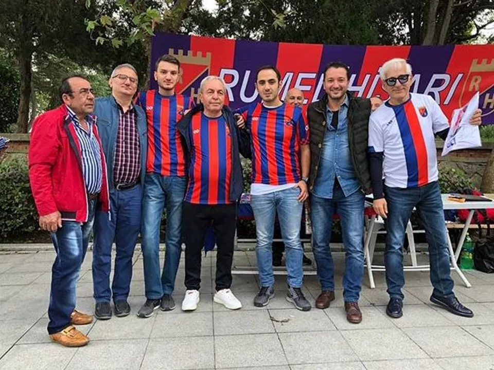 Kırmızı lacivert formalarıyla takım buluşması