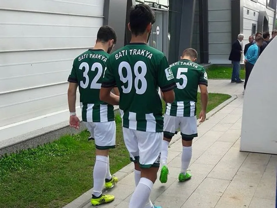 Yeşil beyaz formalarıyla sahaya çıkan oyuncular