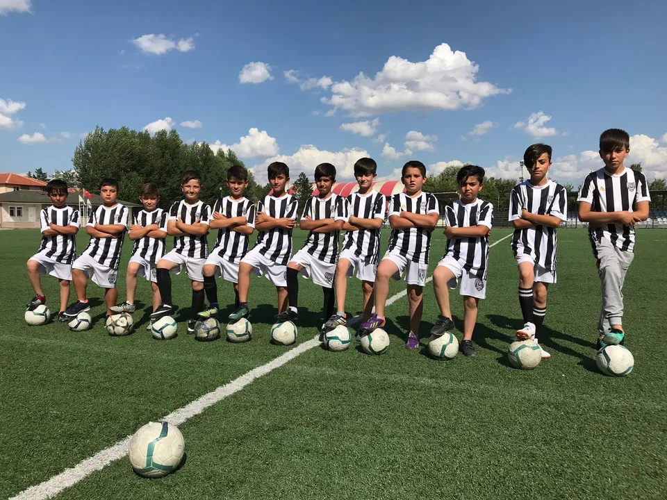 Siyah beyaz formalarıyla çocuk futbol takımı