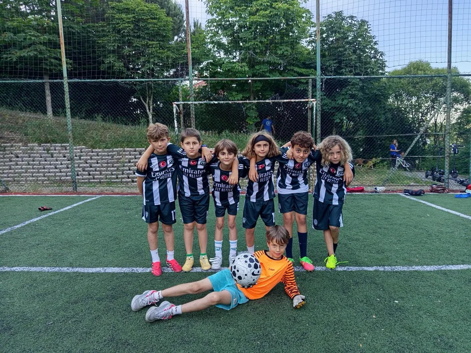 Siyah beyaz formalarıyla sahadaki genç takım